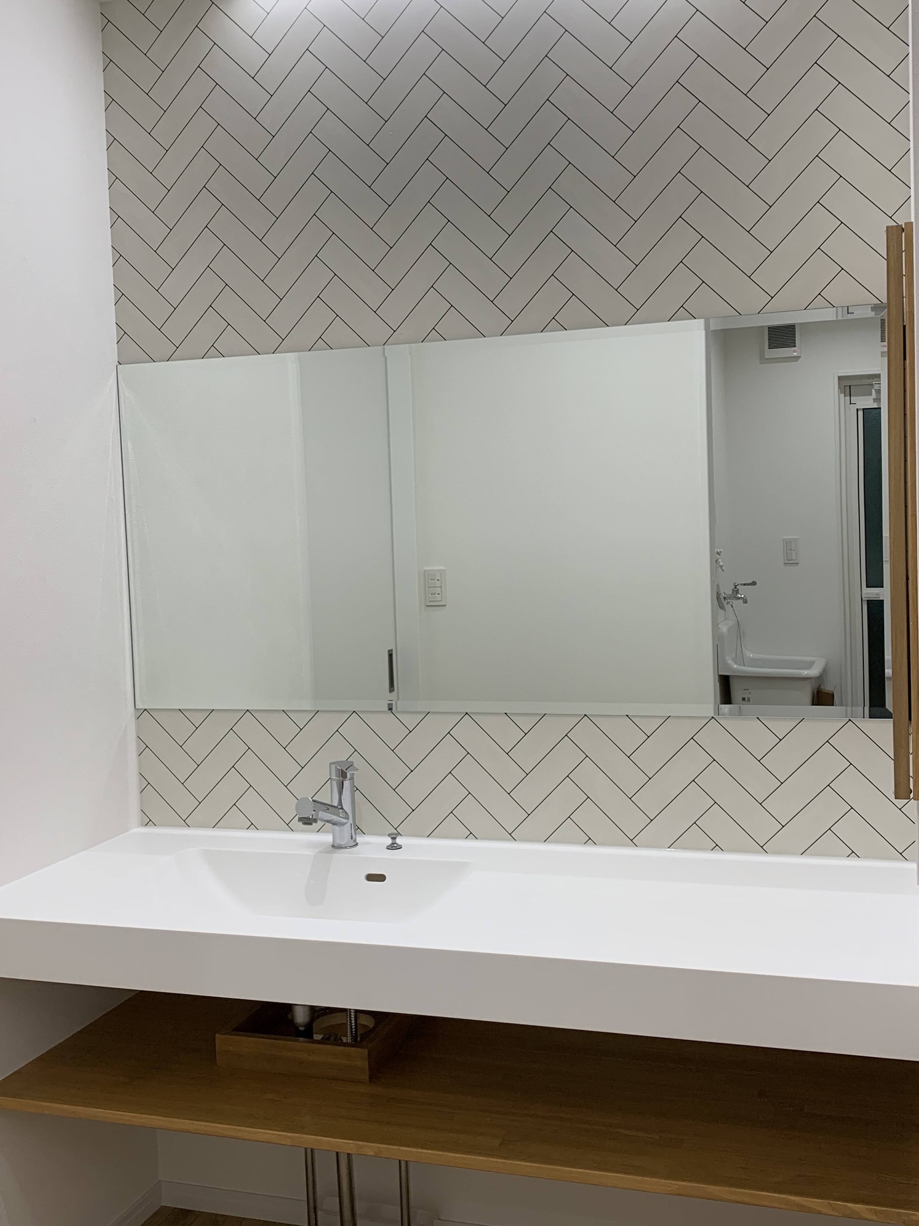 大きな鏡の洗面スペース